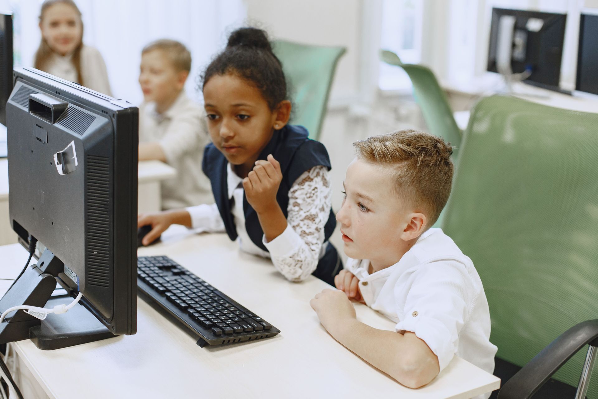 Chicos usando computadoras en el aula: la tecnología ya es parte de la vida escolar cotidiana en Argentina