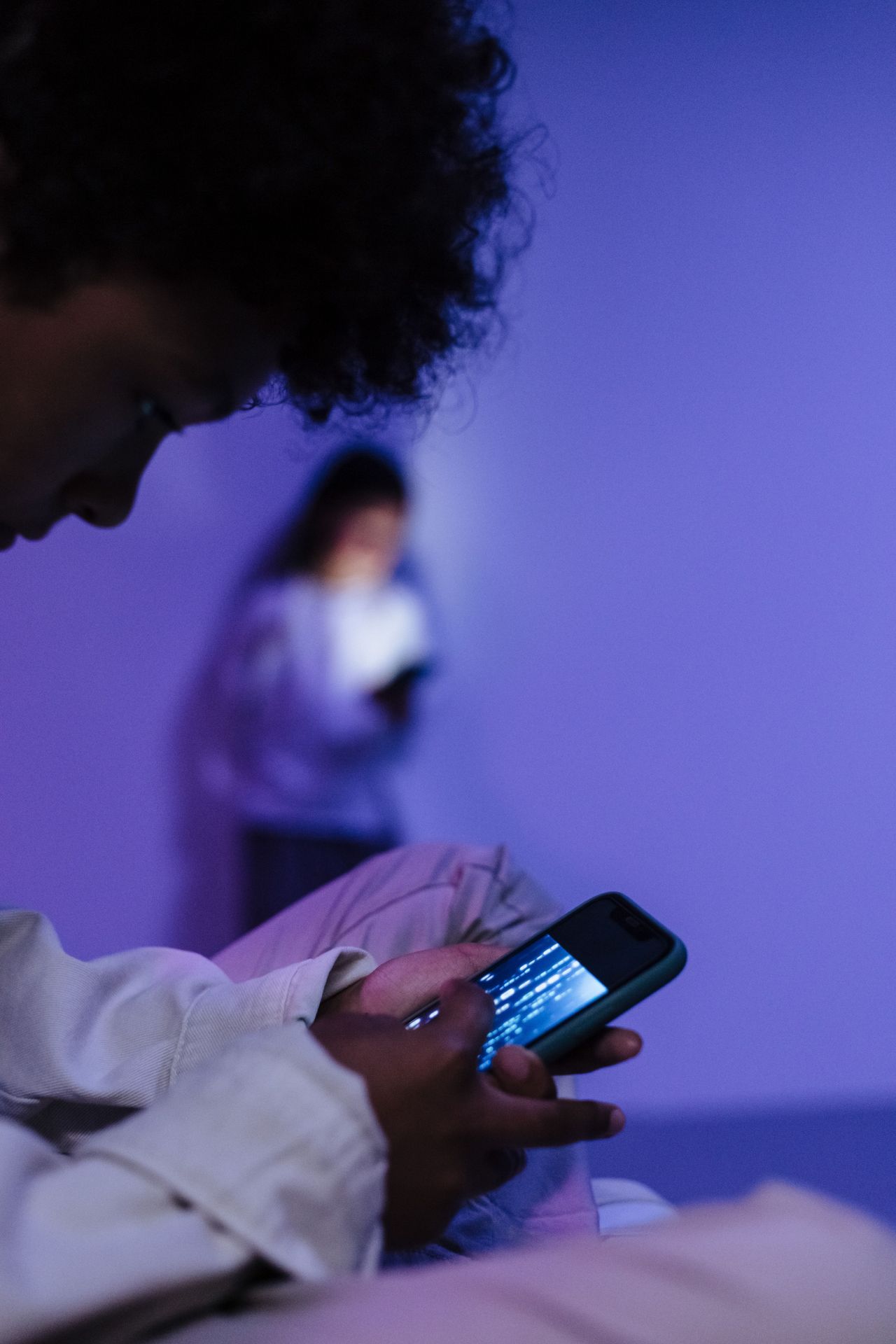 Un chico solo con el celular de noche: el riesgo del grooming en Argentina