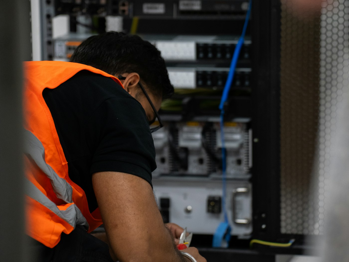 Técnico trabajando sobre un servidor en rack durante una prueba de restauración de backup