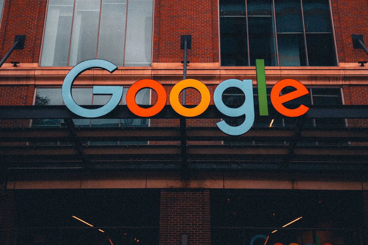 Cartel de Google en la fachada de un edificio: las protecciones avanzadas de Google Workspace ya están incluidas, pero vienen desactivadas por defecto