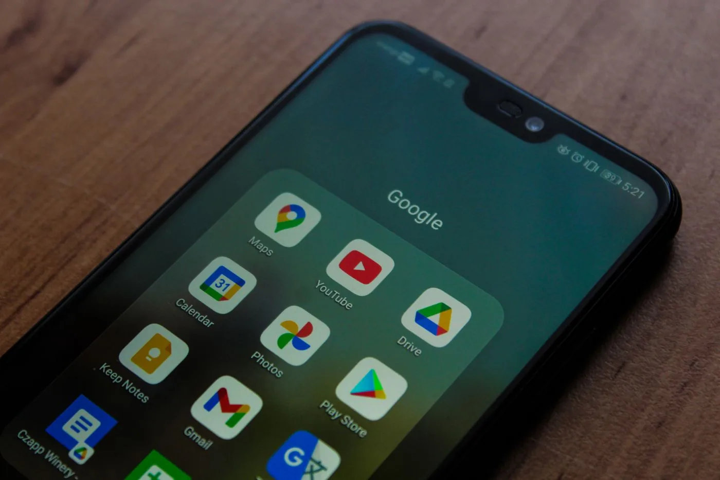 Pantalla de celular con la carpeta de aplicaciones de Google: Gmail, Drive y Calendar, todas detrás de una sola contraseña
