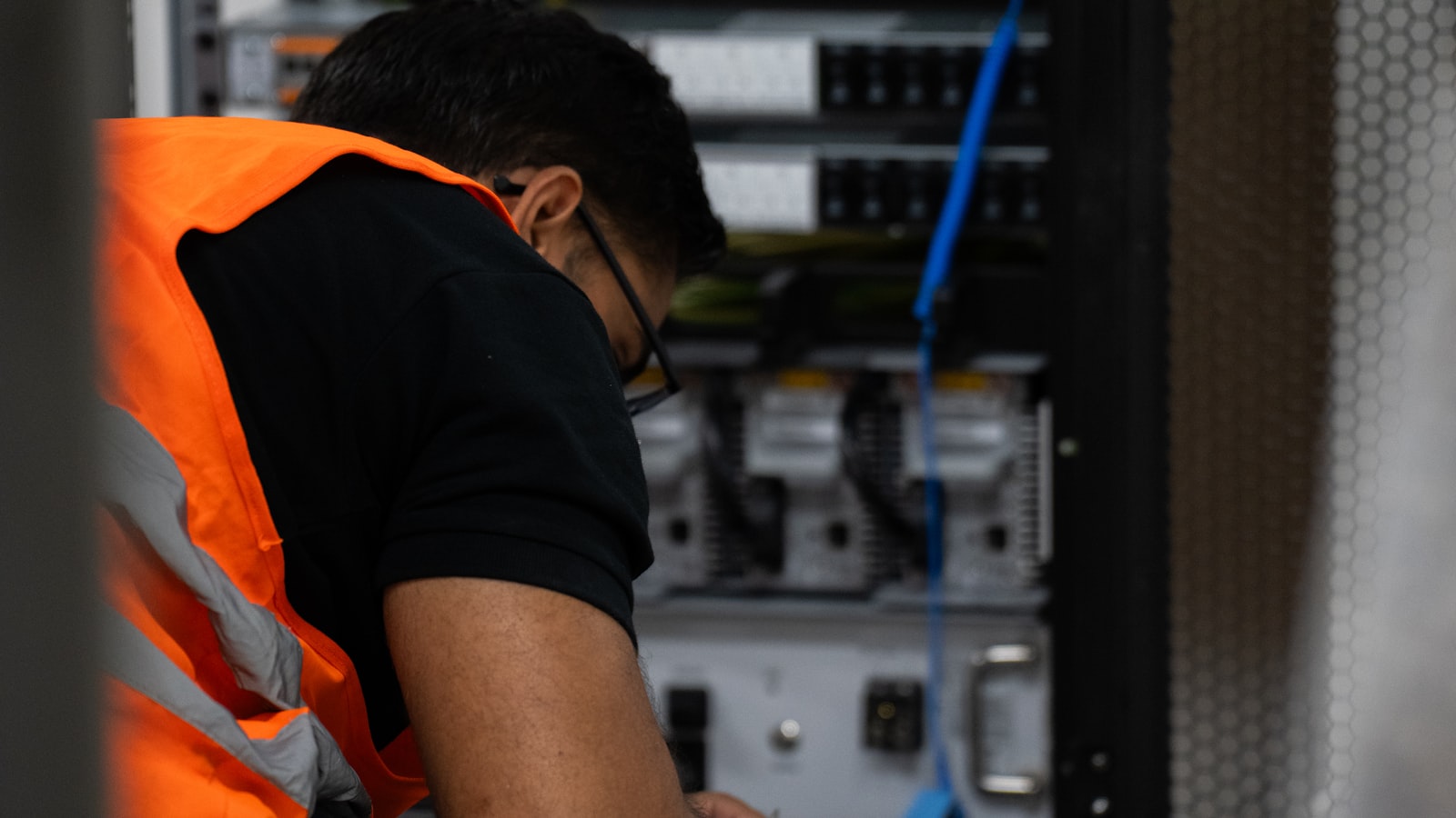 Técnico trabajando sobre un rack de servidores durante una ventana de mantenimiento y actualización