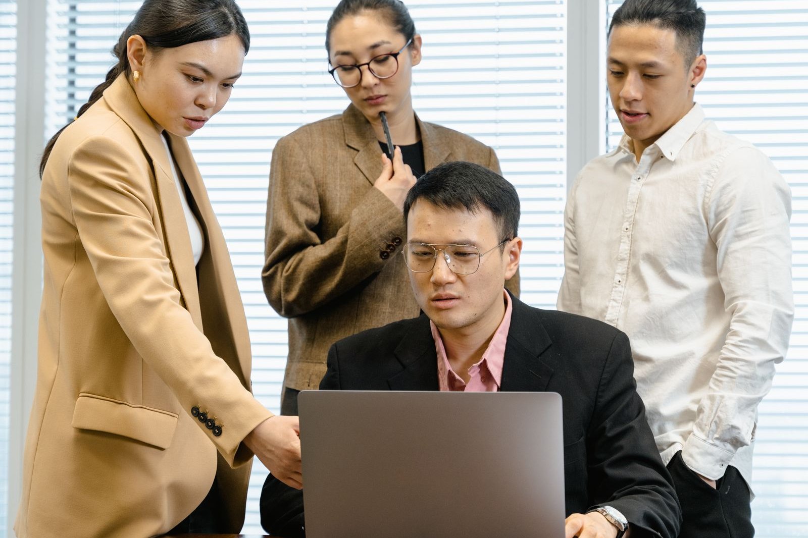Equipo de trabajo reunido frente a una pantalla evaluando un proyecto de tecnología