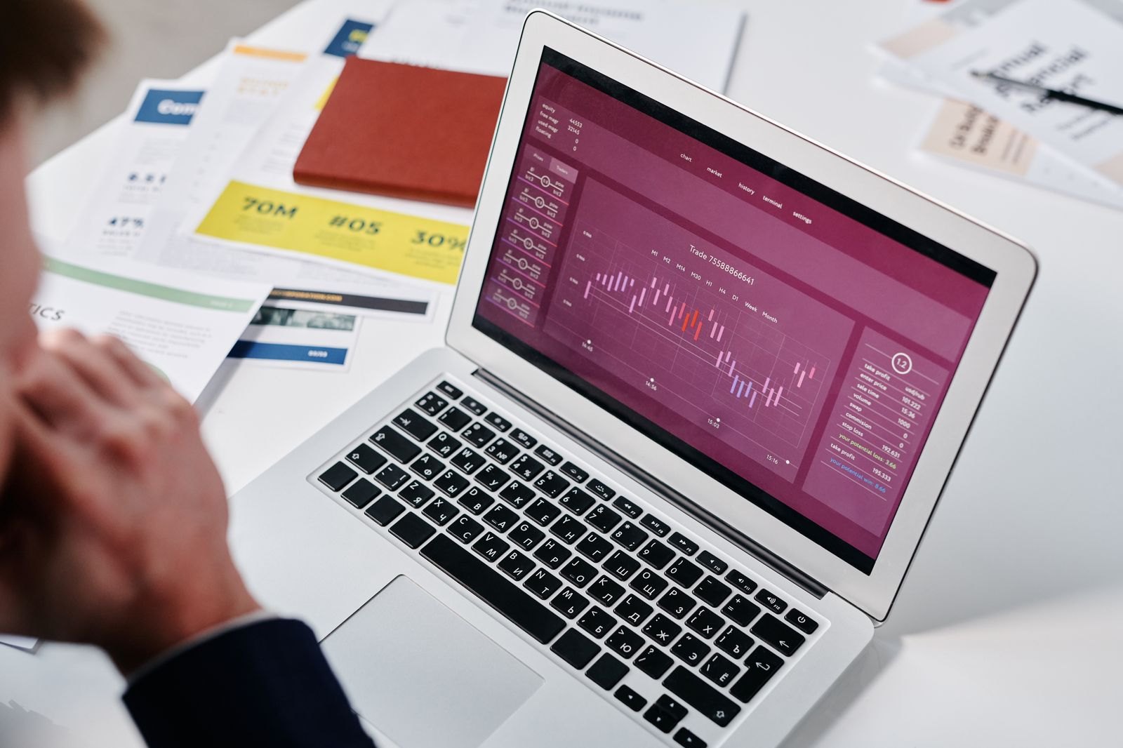 Pantalla con tableros y datos de gestión de una empresa