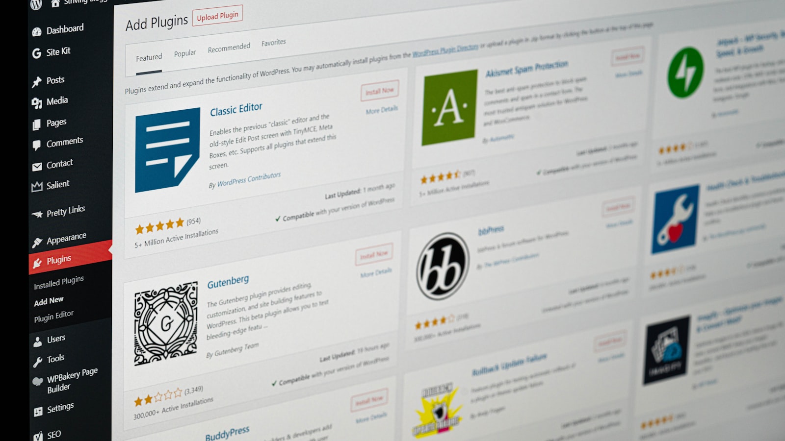 Pantalla de administración de WordPress mostrando el listado de plugins disponibles para instalar