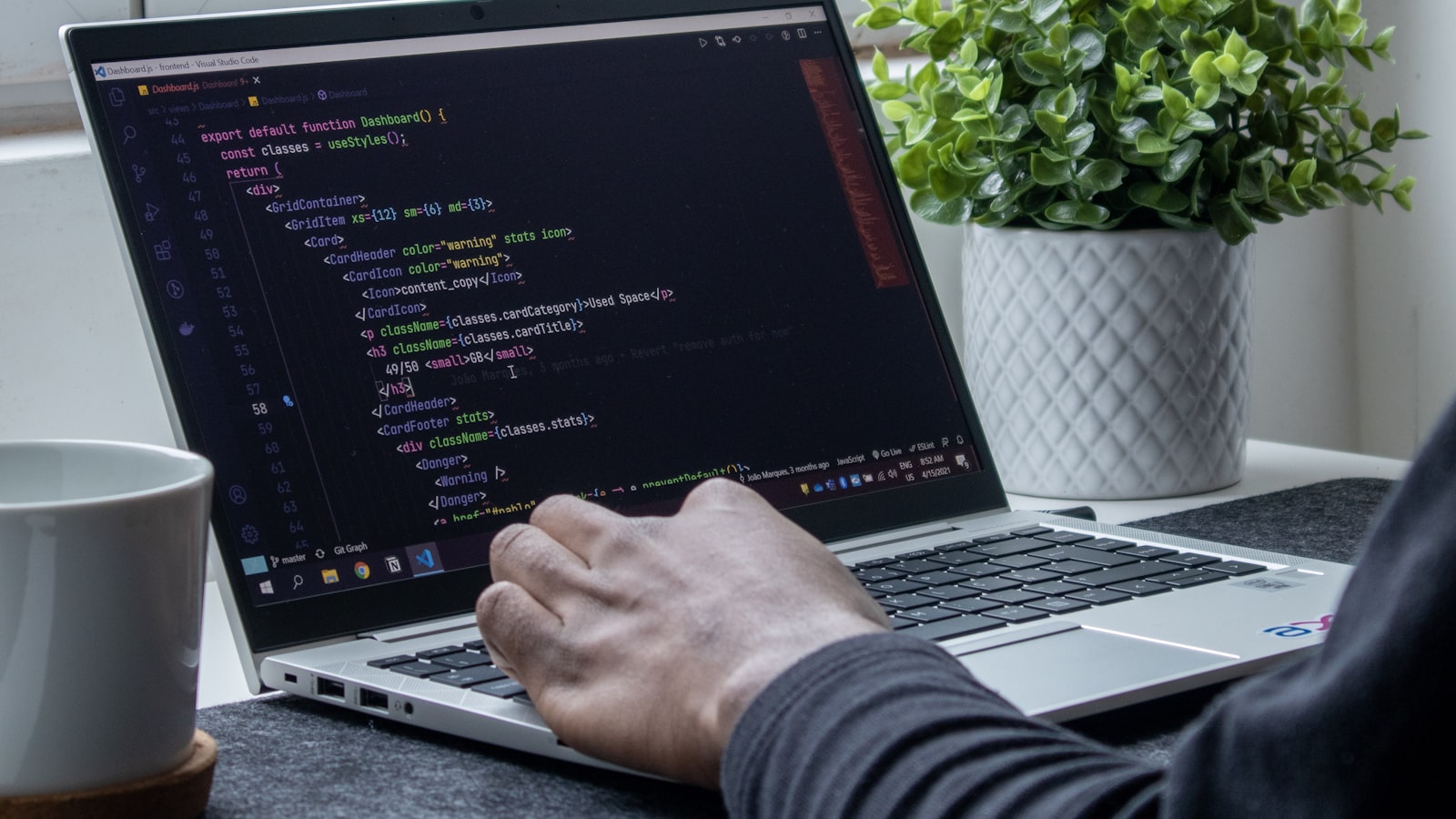 Programador trabajando sobre el código de un sitio web en una notebook