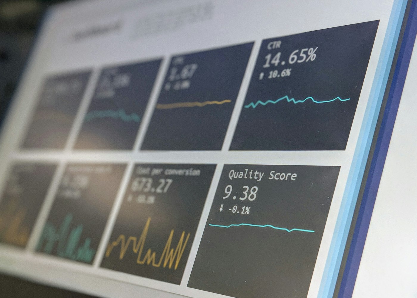 Tablero de monitoreo con métricas de una plataforma cloud en producción