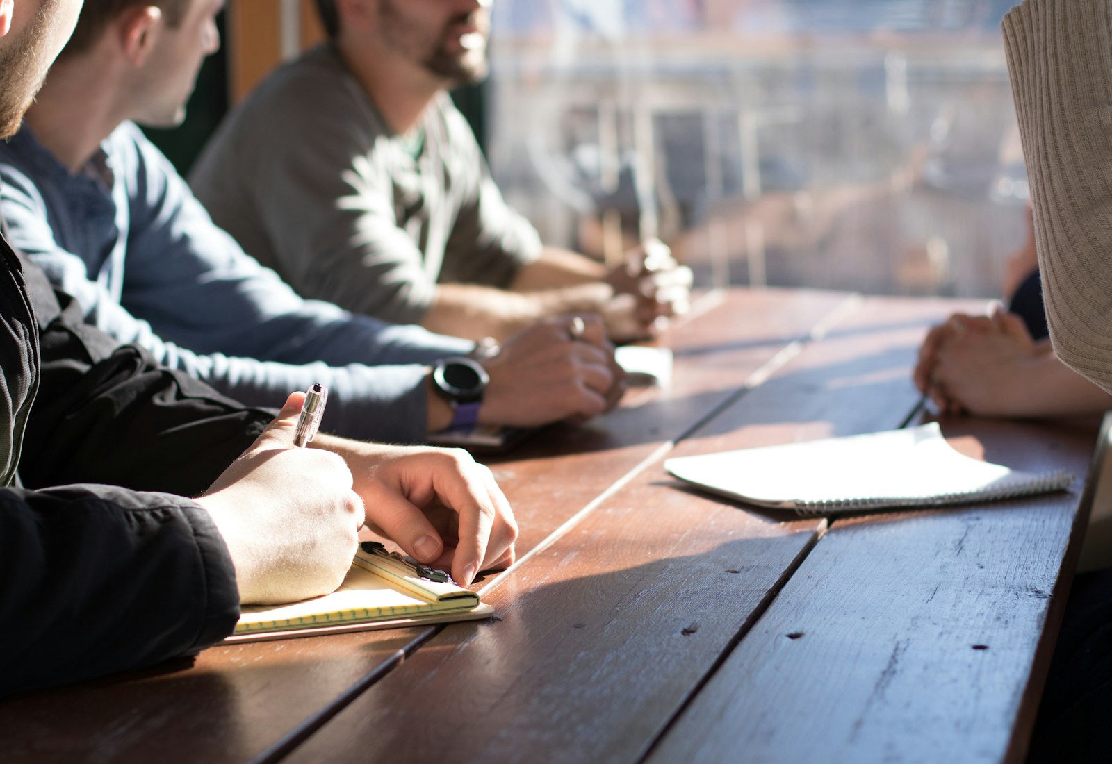 Equipo de trabajo reunido revisando el estado de actualización de los sistemas de la empresa