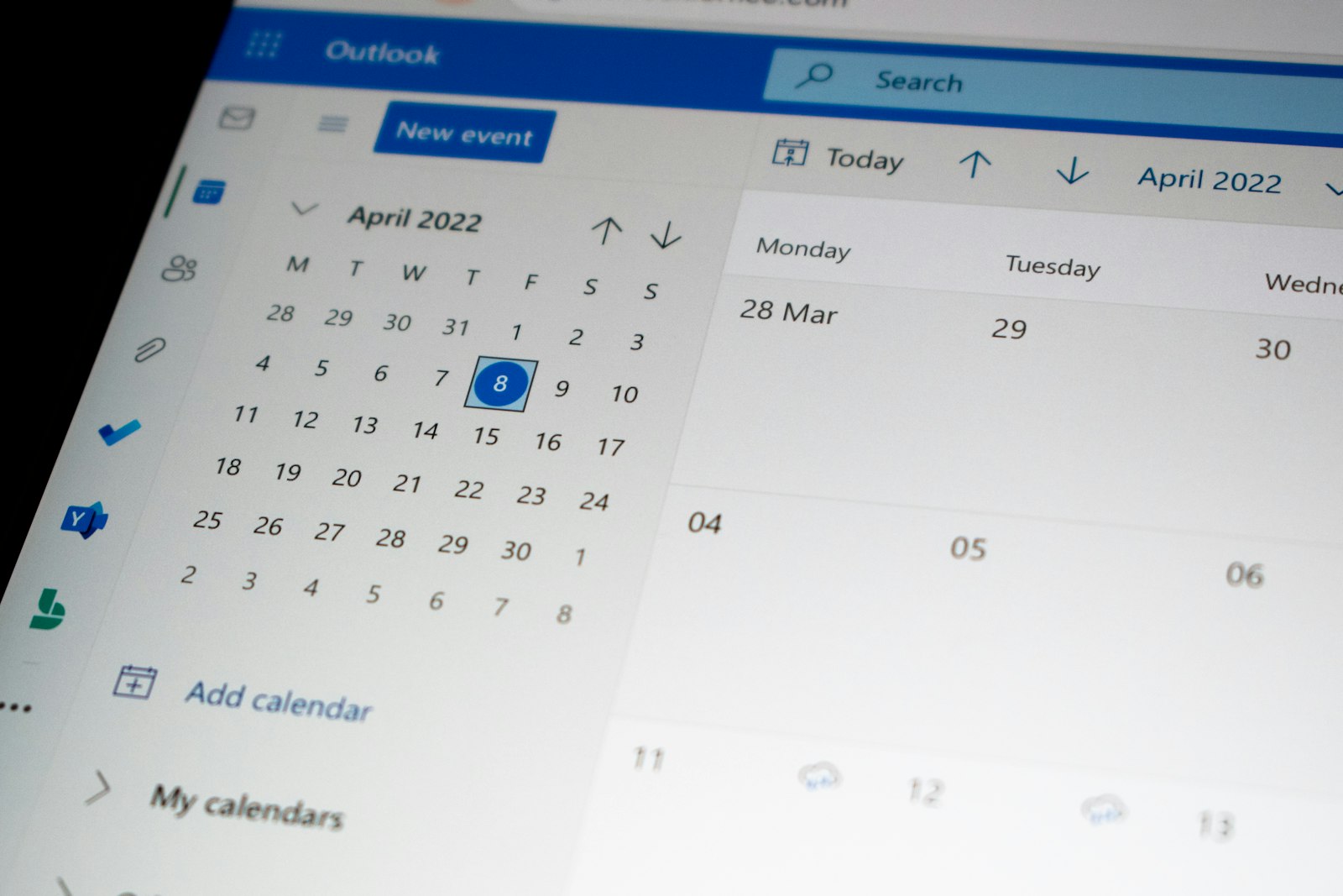 Pantalla de Outlook con el calendario y la bandeja de correo corporativo abiertos