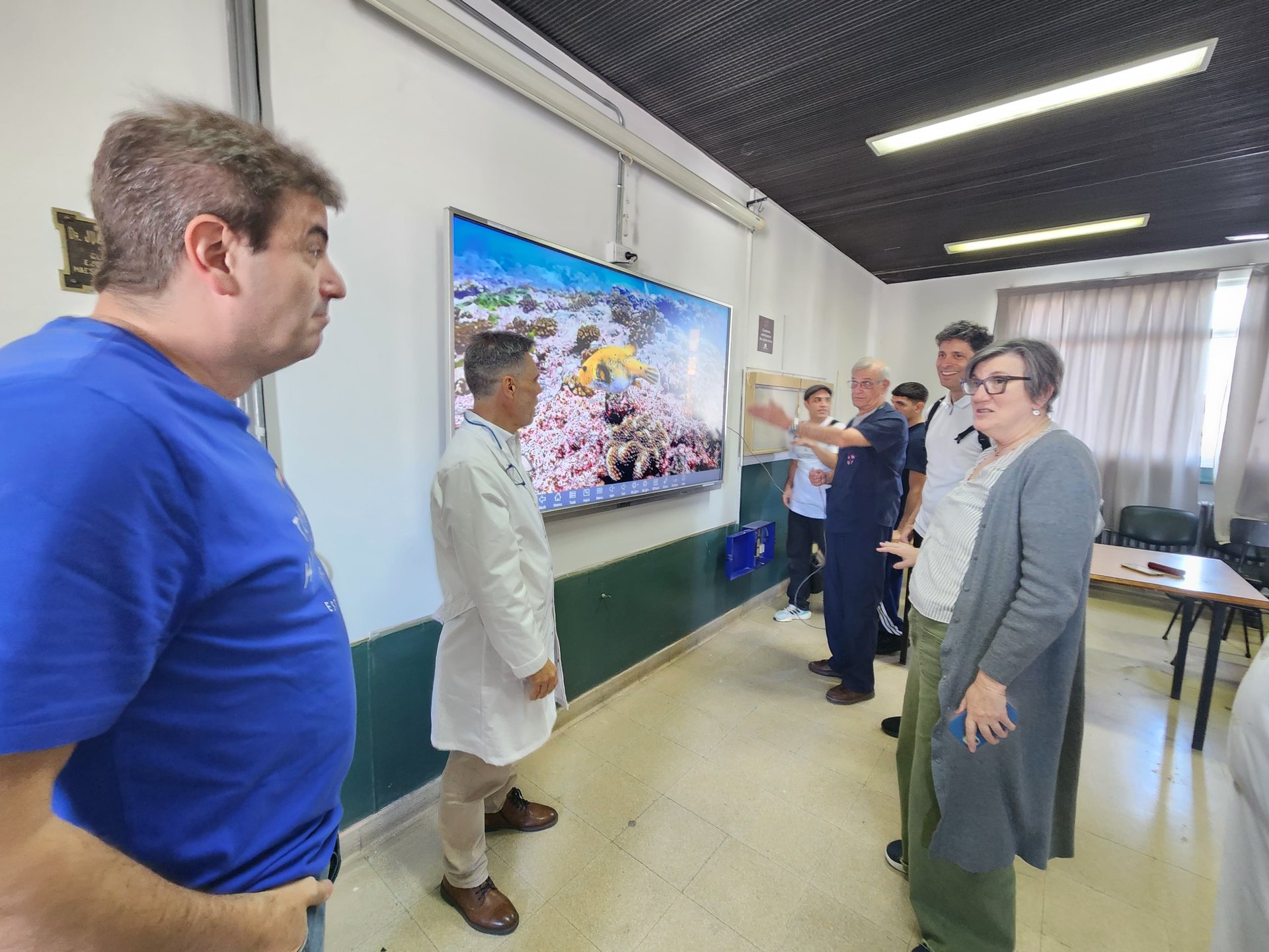 Pantalla interactiva de 85 pulgadas reparada por Tecnicanet en el Hospital Fernández