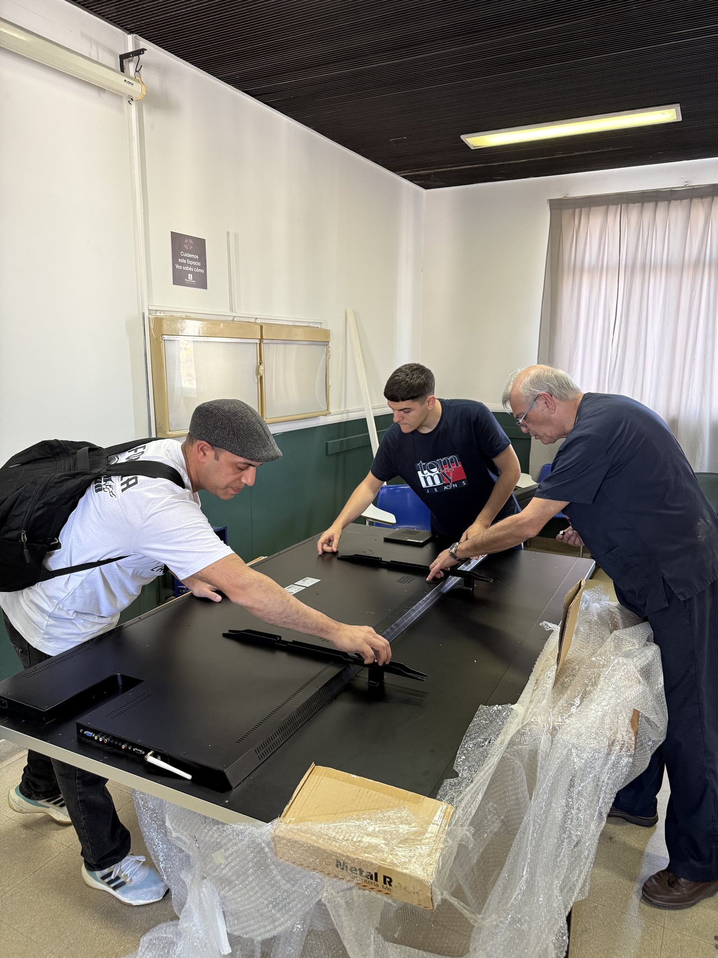 Armado del soporte de pared en el aula