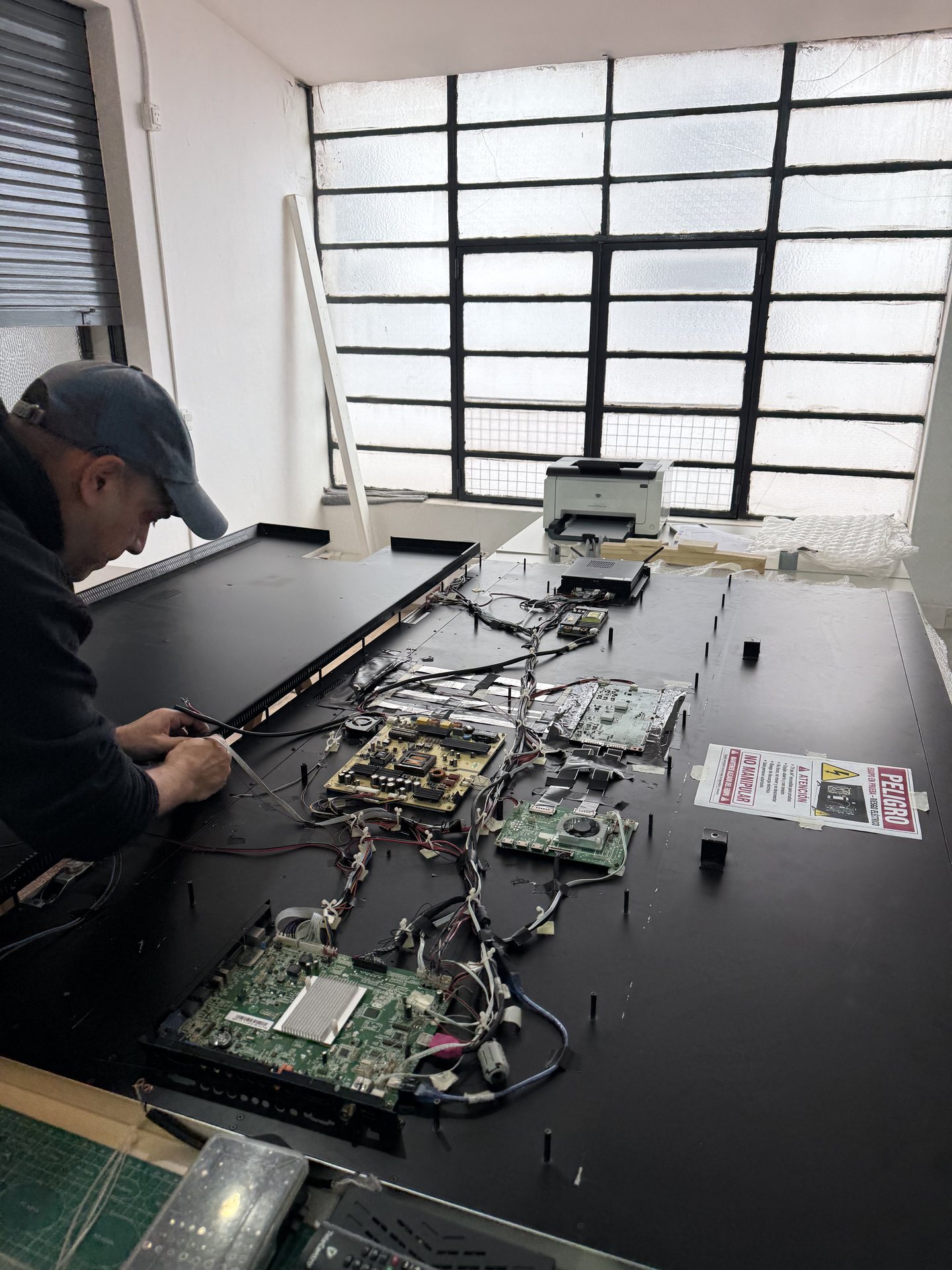 Trabajo de cableado y aislación sobre el chasis