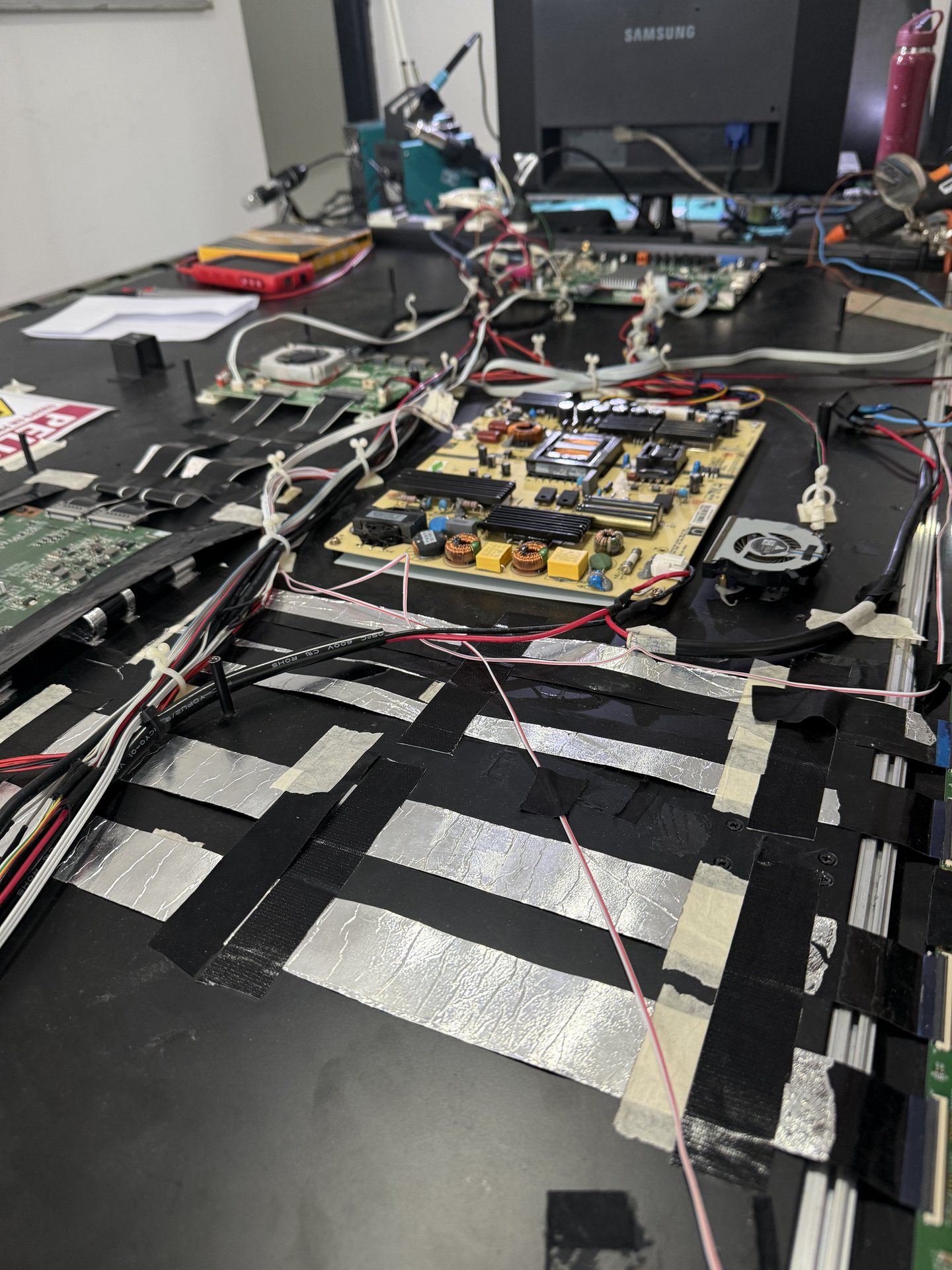 Fuente de alimentación y blindaje de las placas del panel