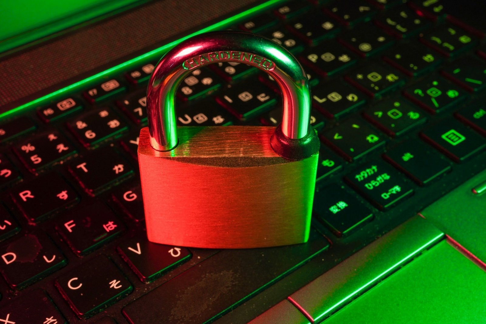 Candado apoyado sobre el teclado de una notebook